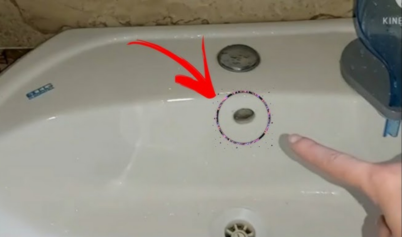 سر وجود فتحة صغيرة في حوض الحمام