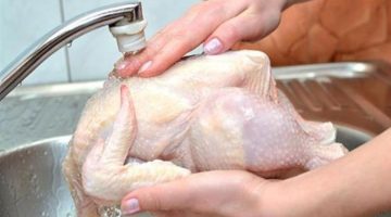 تجنبيها فوراً.. الأطباء يحذرون من خطورة غسل الدجاج بالماء قبل طهيها تسبب أمراض خطيرة وما هي الطريقة الصحيحة لغسلها