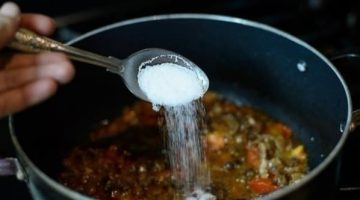 كيفية التغلب على الملح الزائد في الطعام بكل سهولة