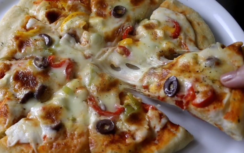 طريقة عمل بيتزا المارجريتا بعجينة المطاعم الإيطالية السرية في المنزل