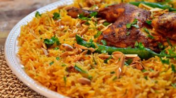 طريقة عمل الرز البخاري بالزبيب والجزر مع الدجاج بأسرار ونكهة المطاعم السعودية المشهورة