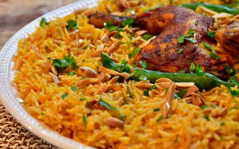 طريقة عمل الرز البخاري بالزبيب والجزر مع الدجاج بأسرار ونكهة المطاعم السعودية المشهورة